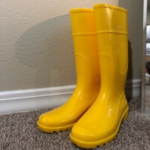 yellow rubber rain boots